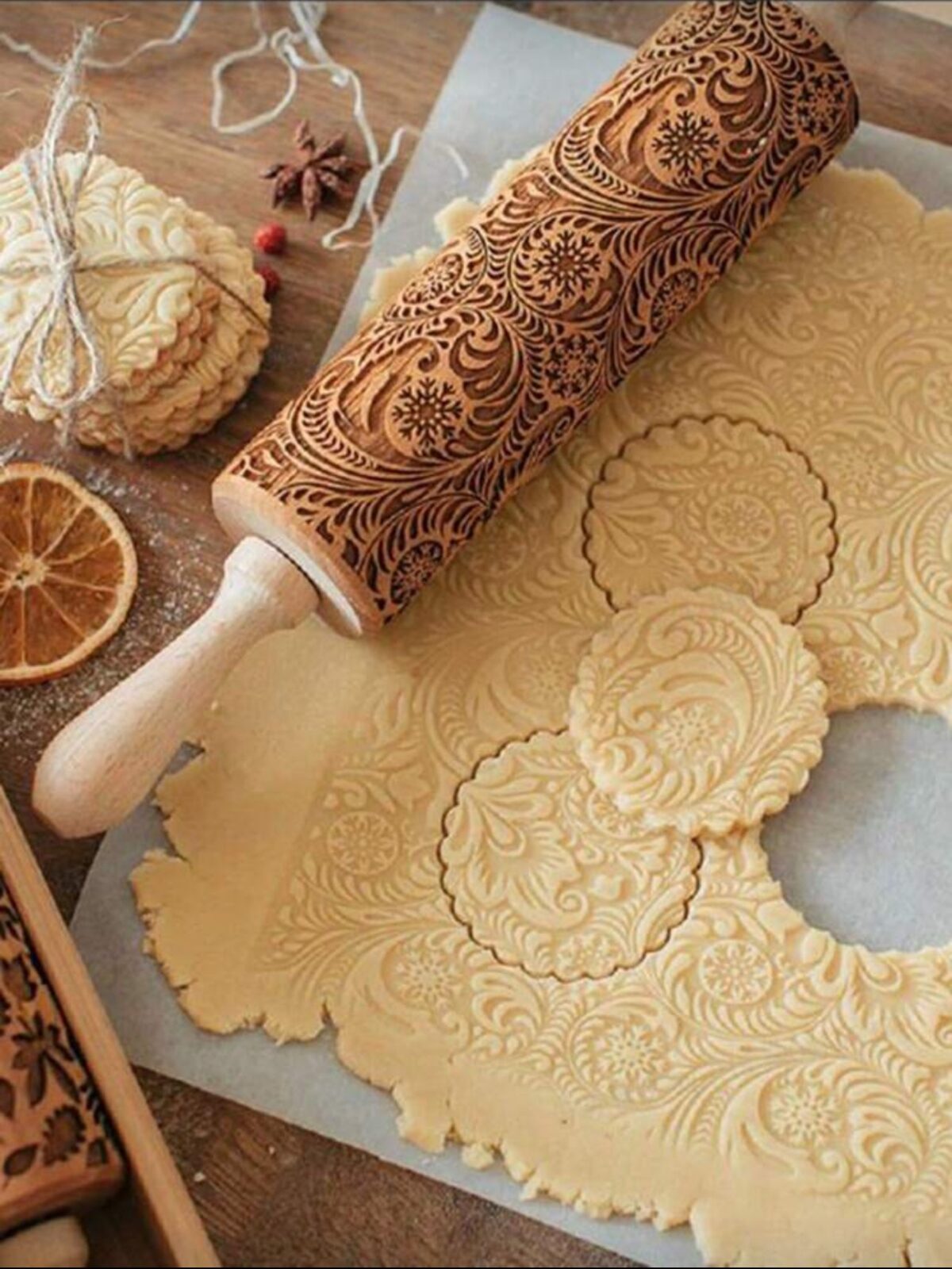 embossing wooden rolling pin with snowflake flower pattern for decorative cookies and dough baking